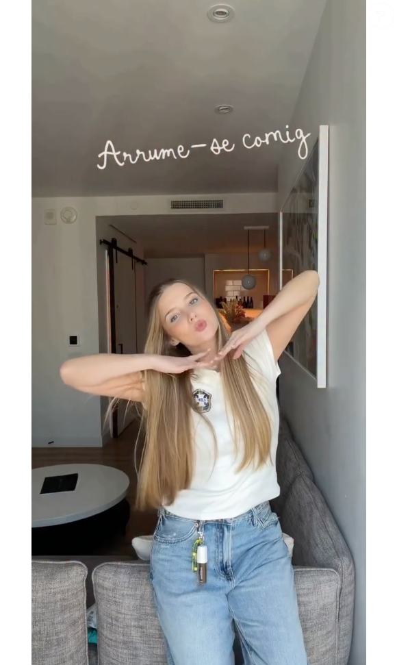 Isabella Rousso, namorada de Gabriel Martinelli, também apostou em um look simples com calça jeans e camiseta do Brasil