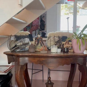 Na sala, Helena Rizzo mantém uma mesa que já foi dos seus avós