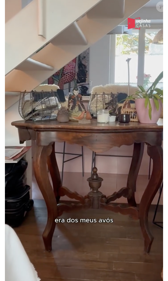 Na sala, Helena Rizzo mantém uma mesa que já foi dos seus avós