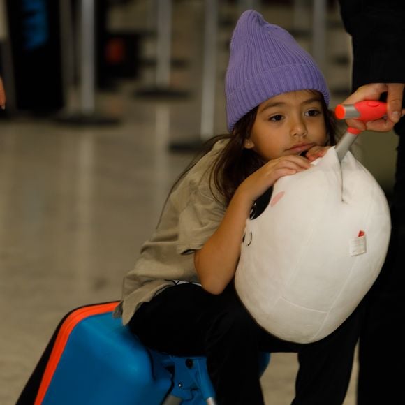 Sabrina Sato elege jaqueta bomber com plumas para viajar com Nicolas Prattes e enfrentar 4°C em novo destino do casal