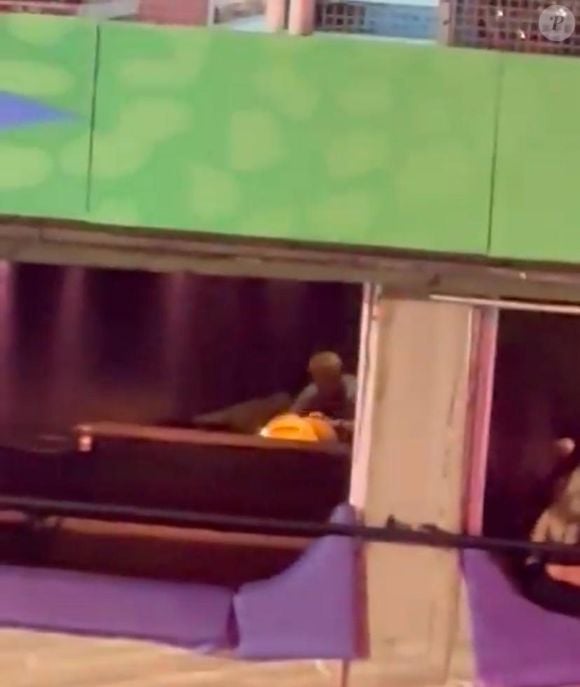 Carnaval ou reality show? – O flagra fez muitos se perguntarem se estavam assistindo a um ensaio de escola de samba ou a uma cena de filme adulto.