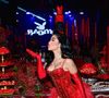 Vestida como uma autêntica coelhinha, Mirella apostou em um look ousado e sexy para comandar a noite