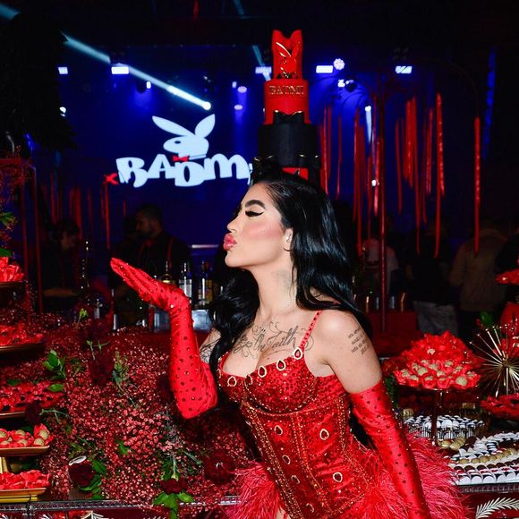 Vestida como uma autêntica coelhinha, Mirella apostou em um look ousado e sexy para comandar a noite