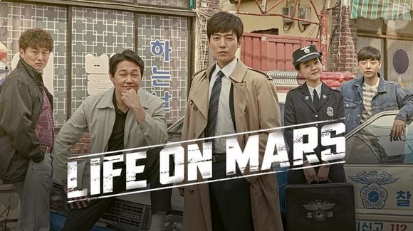 'Life on Mars': após um acidente, um detetive acorda em uma delegacia de 1988 e não entende como foi parar no passado. Para descobrir o que aconteceu e voltar para casa, ele precisa trabalhar com policiais que usam métodos bem diferentes dos seus