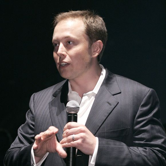 2006: Elon Musk, durante um evento, mostrava que tinha problemas com calvície