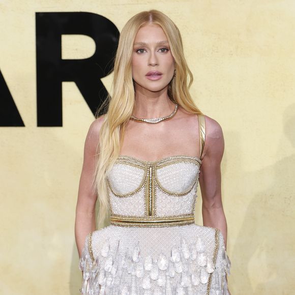 Vestido da grife Balmain exigiu resistência física da atriz em Cannes; fãs elogiam elegância apesar do perrengue