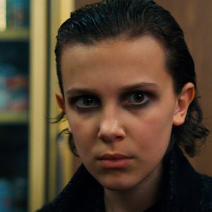 Millie Bobby Brown também experimentou maquiagens diferentes, fruto da nova fase de sua personagem