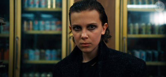Millie Bobby Brown também experimentou maquiagens diferentes, fruto da nova fase de sua personagem