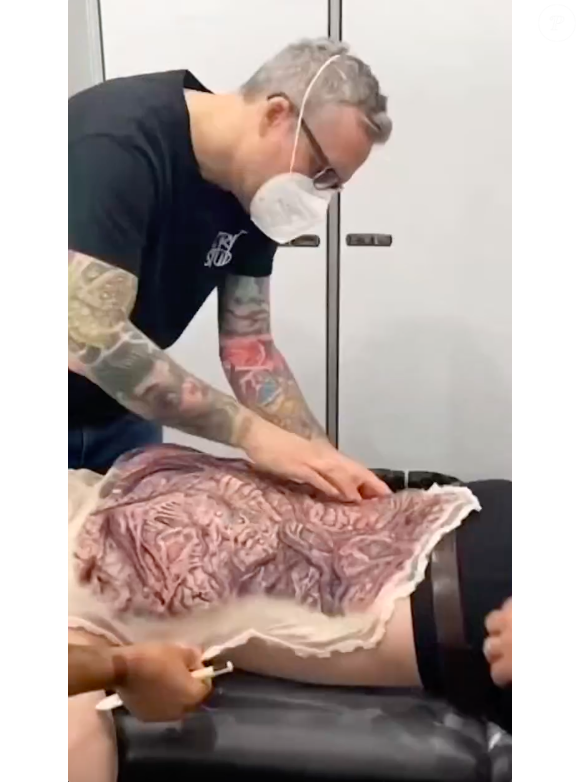 Deitado, Jamie Campbell Bower tem aplicado parte da 'pele' do Vecna em suas costas