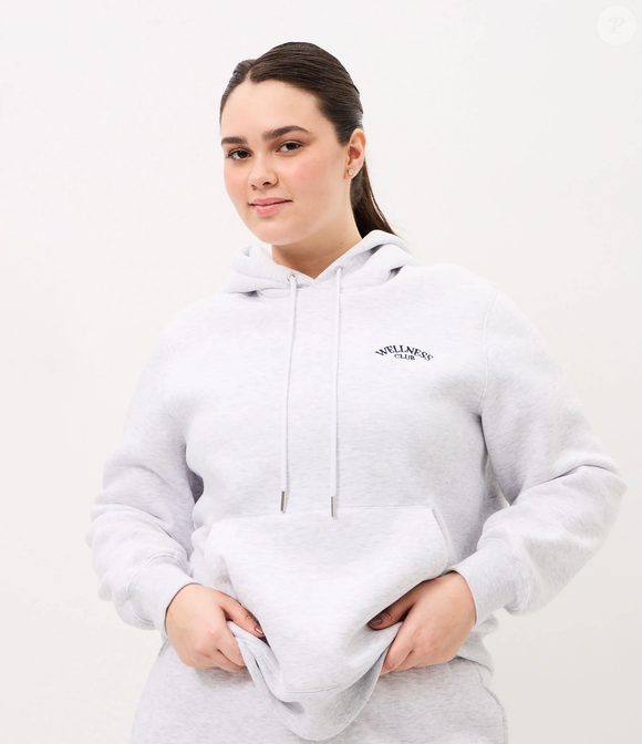 O moletom cinza com capuz da Renner, vendido por R$ 159,90, é uma peça curinga para compor looks casuais com os tênis bordô On Running Cloud 6. A combinação segue uma proposta esportiva e pode ser complementada com calça jeans ou jogger de moletom