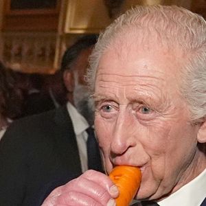 Com câncer, Rei Charles III segue dieta semi-vegetariana: monarca não almoça, toma chá com mel e tem receita com espinafre como favorita