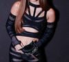 Para a celebração, Anitta escolheu um macacão all black todo vazado, com diversos recortes estratégicos ao longo do corpo e muita transparência