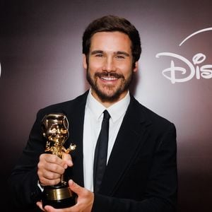 Nicolas Prats com prêmio na mão do troféu imprensa