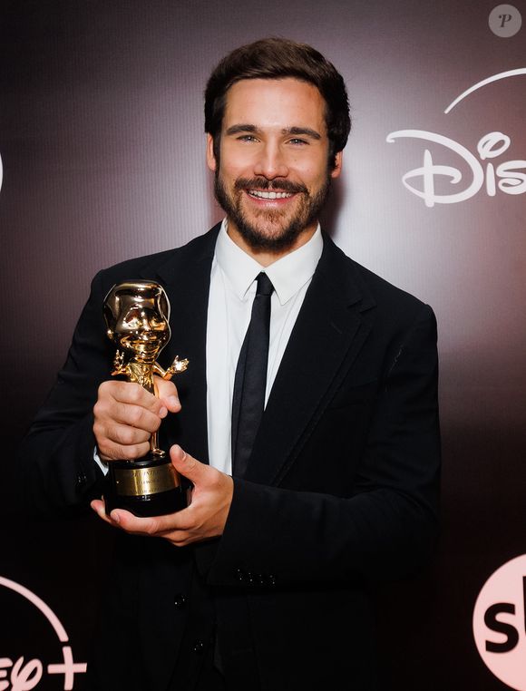 Nicolas Prats com prêmio na mão do troféu imprensa
