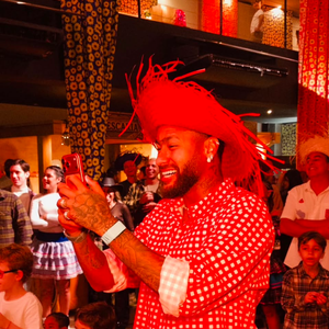 Neymar apostou em camisa xadrez, chapéu de palha rosa e monocelha desenhada para completar o visual caipira no arraiá com Bruna Biancardi
