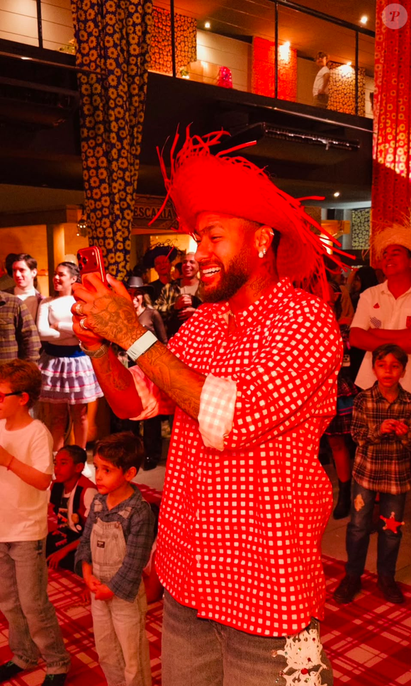 Neymar apostou em camisa xadrez, chapéu de palha rosa e monocelha desenhada para completar o visual caipira no arraiá com Bruna Biancardi