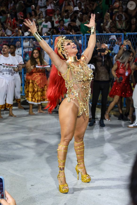 Viviane Araújo é rainha de bateria do Salgueiro