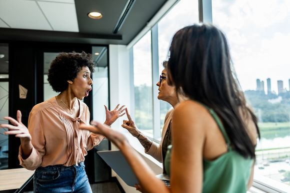 Afastar-se evita que a situação se agrave e “é uma forma de autocuidado consciente”, afirma ele, acrescentando que “Ignorar e ir embora é o maior gesto de autorrespeito e autocuidado”.