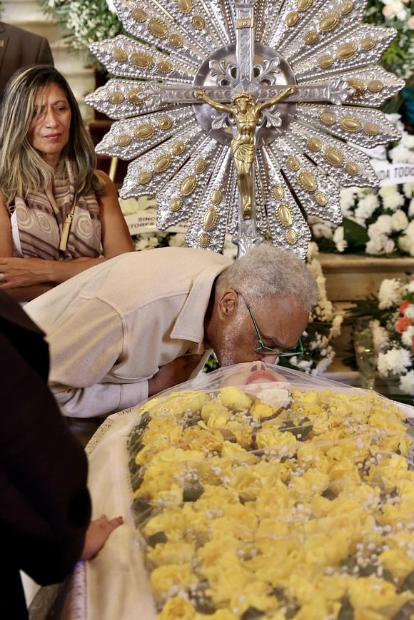 Corpo de Nana Caymmi foi velado na presença de Gilberto Gil e diversos nomes da música