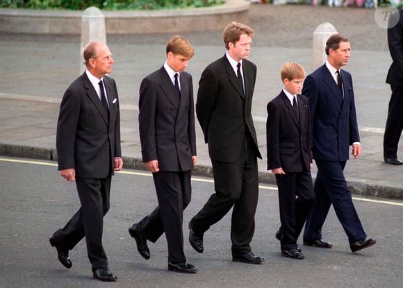 Segundo Richard Kay, editor sênior do The Daily Mail, o príncipe Harry estaria planejando um documentário sobre a mãe, Diana, e teria entrado em contato com amigos e outras pessoas que conheceram a princesa para participarem do projeto.