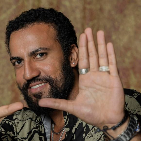 Olavo seduz Celina (Malu Galli) e vai para cama com ela