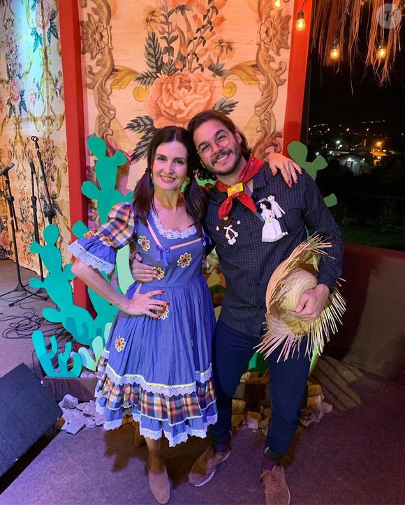 Vestido de festa junina clássico: a aposta de Fátima Bernardes nesta foto foi peça com aplicações de floral e xadrez