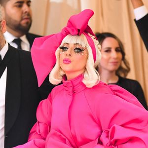 Lady Gaga no Met Gala 2019: um look icônico com laço gigante pink que mostra sua ousadia e elegância