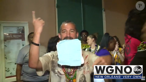 Segundo a Associated Press, Shia LaBeouf se declarou culpado, em junho de 2026, de três acusações de agressão relacionadas à briga ocorrida em fevereiro, durante as comemorações de Mardi Gras, em Nova Orleans