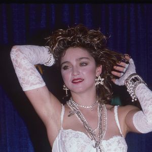 Madonna chegou aos anos 80 parecendo não seguir nenhuma regra e acabou criando algumas das imagens mais marcantes da década