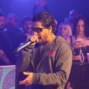 Zé Felipe anima o público em apresentação na festa 'Uma Por Ano', realizada no Espaço EXC Rio, na Gávea