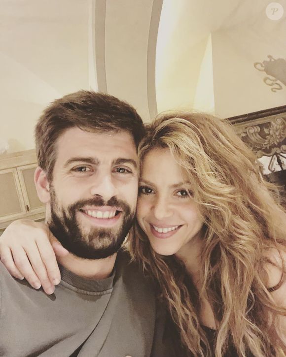 Segundo uma fonte relatou à imprensa internacional, "Shakira é quem manda na vida dele; ela dita sua agenda e, para cumprir seu papel de pai, ele concorda com tudo"