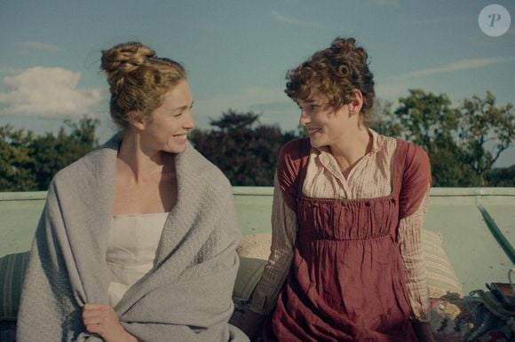 Mesmo já tendo lido o livro e assistido a dois filmes anteriores baseados na história, agora temos seis episódios escritos por Dolly Alderton e dirigidos por Euros Lyn.