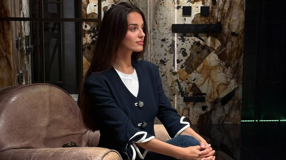 Antes eu achava que eram sapatos de avó, agora uso-os até para trabalhar: são da Bershka, na cor 'black piano' e com estilo coquette