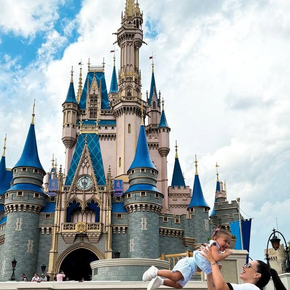 Bruna Biancardi e Mavie, sua primogênita, em um belo registro na Disney, com o castelo de fundo.