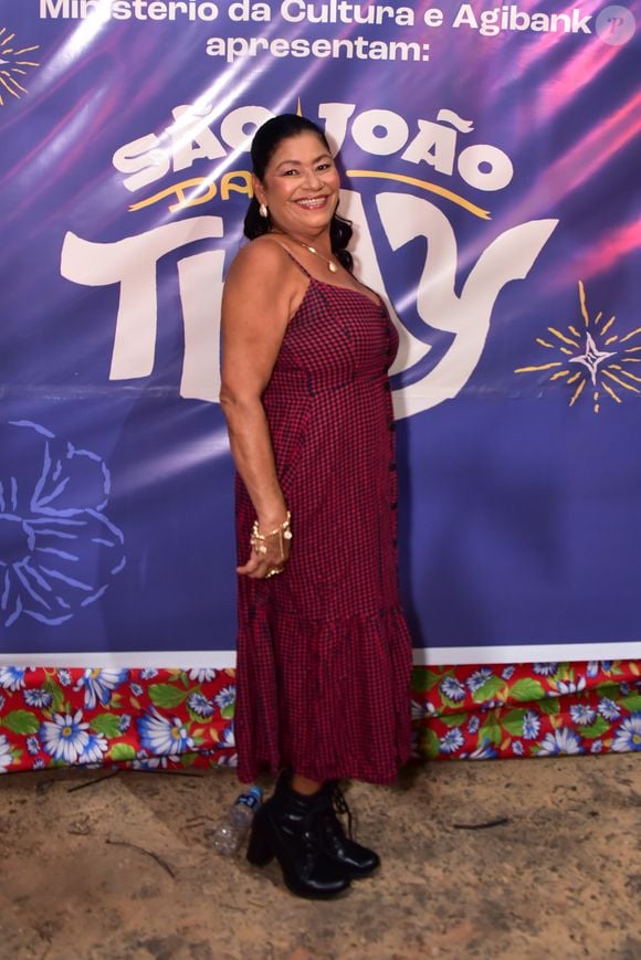 Dona Delma apostou em um vestido comprido xadrez e esbanjou beleza no evento