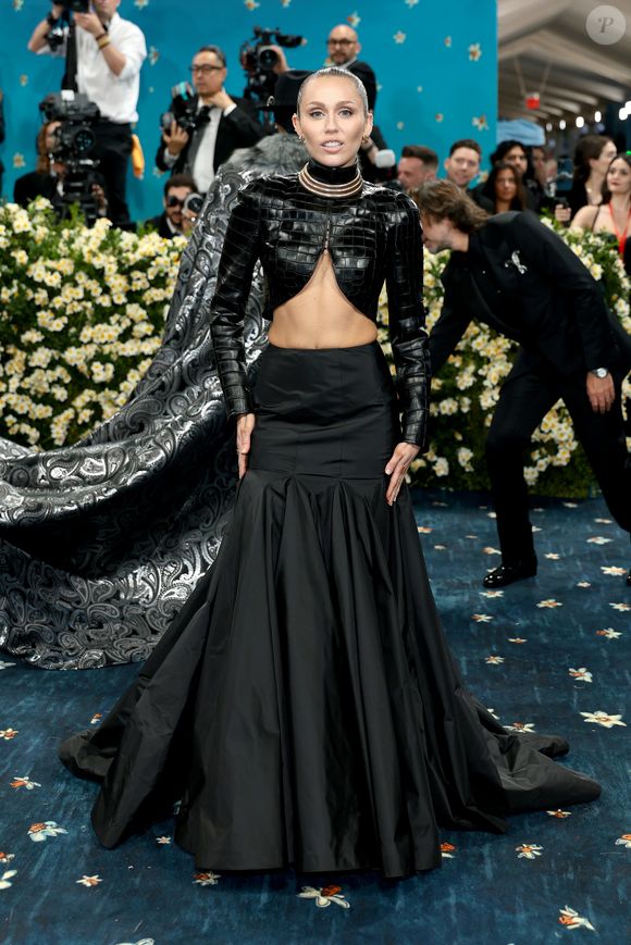 Alaïa, baby! Miley Cyrus comparece ao Met Gala 2025 usando custom Maison Alaïa por Pieter Mulier com joias Cartier