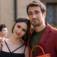 'Momento profundamente trágico': A quinta temporada de 'Emily in Paris' traz uma comovente homenagem após morte que abalou equipe da série