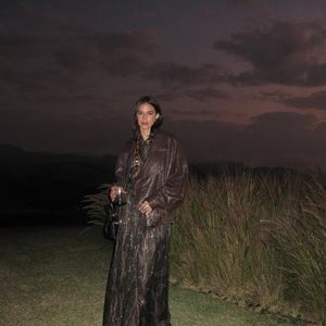 Bruna Marquezine mostrou seu look super fashionista em fotos, que foi combinado com uma jaqueta de couro