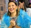 Janja entra na avenida com look prateado e plumas azuis em desfile que homenageia Lula, que chegou a cogitar participação, mas foi desaconselhado