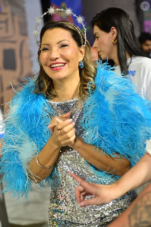Janja entra na avenida com look prateado e plumas azuis em desfile que homenageia Lula, que chegou a cogitar participação, mas foi desaconselhado
