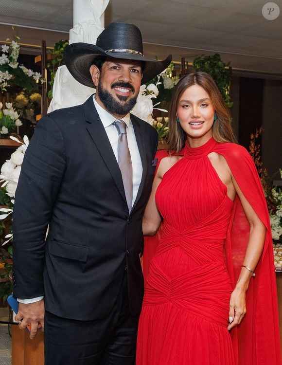 Sorocaba e a esposa Biah Rodrigues no casamento de Thiago, da dupla com Thaeme