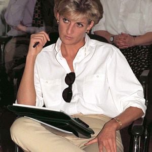 Casual chic sem esforço: o estilo prático de Diana nos anos 90 continua sendo referência para mulheres que priorizam elegância e conforto