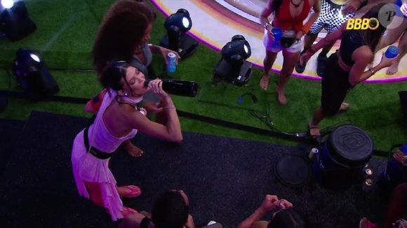 Vitória Strada bebe todas em 'after' do 'Show de Quarta' no 'BBB 25'