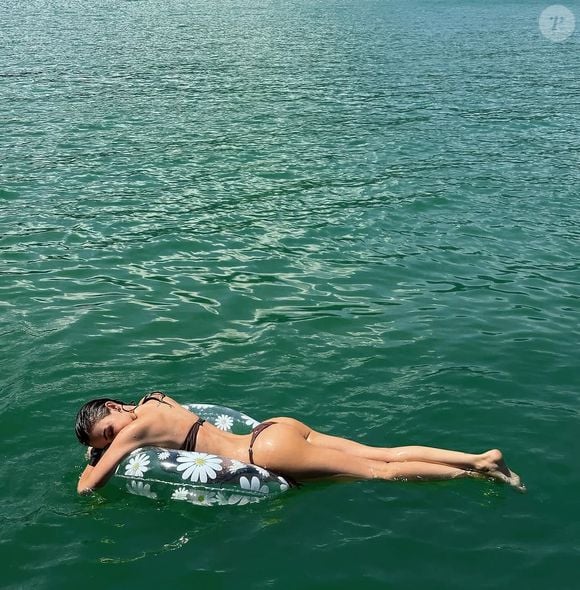 De biquíni marrom, Amanda Kimberlly valorizou seu bumbum em um clique no mar