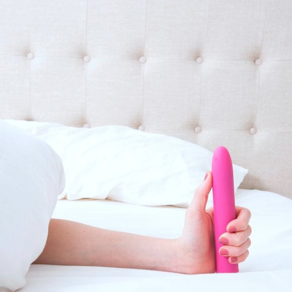 A sexóloga Sarita Milaneze explica que não existe uma idade exata para começar a usar vibradores, mas que a maturidade emocional e o conhecimento sobre o próprio corpo são fatores determinantes.