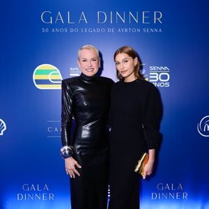 Com um estilo leve, solar e alinhado ao espírito carioca, Sasha se firmou como designer de moda e influenciadora, conquistando uma base fiel de seguidores nas redes sociais.