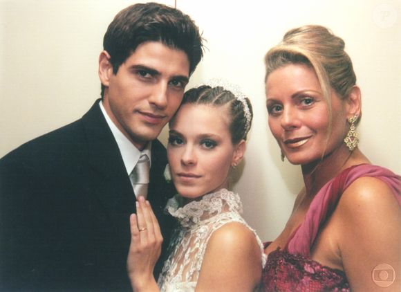 Em Laços de Família, Helena (Vera Fischer) abre mão do namorado, Edu (Reynaldo Gianecchini) para a felicidade de Camila (Carolina Dieckmmann)