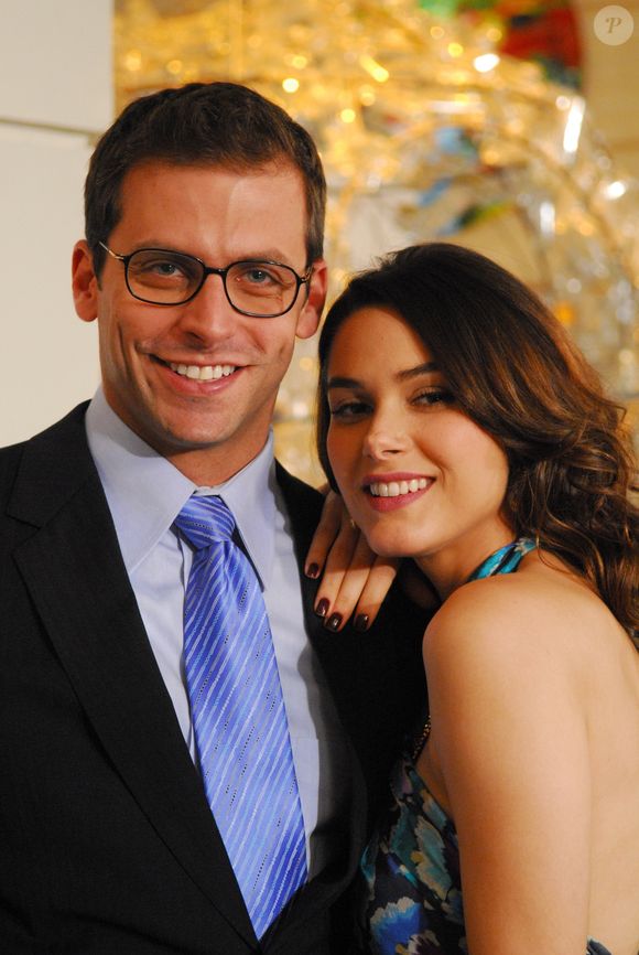 Henri Castelli também fez a novela 'Caras e Bocas' (2009): para essa caracterização, ele surgiu de óculos de grau