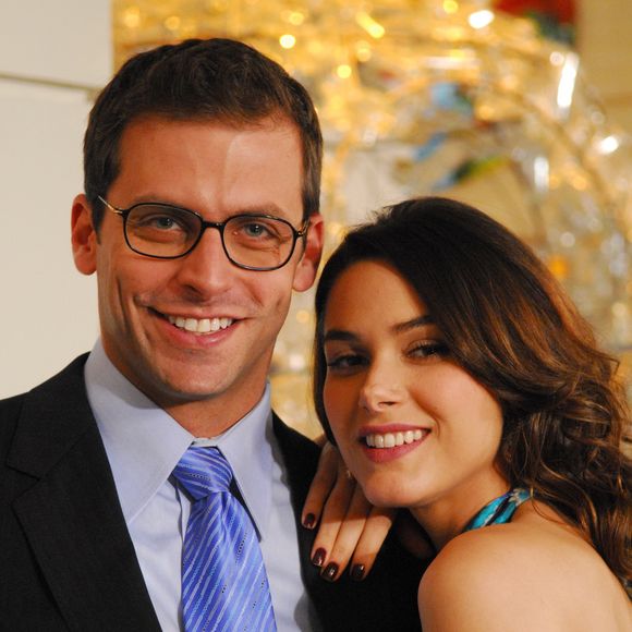 Henri Castelli também fez a novela 'Caras e Bocas' (2009): para essa caracterização, ele surgiu de óculos de grau