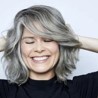 Alberto Cerdán, cabeleireiro: 'Existem cabelos grisalhos mais grossos, mais resistentes e com cutícula fechada. Estes requerem fórmulas específicas'